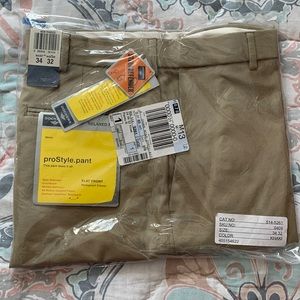 NWT Dockers proStyle Relaxed Fit Pant Size 34-32